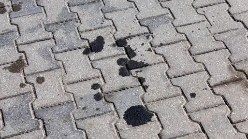 Zwykłe mycie nie wystarcza? Tak poradzisz sobie z trudnymi plamami na kostce