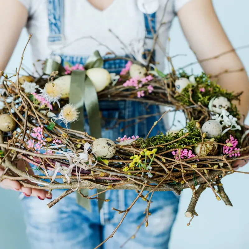 Wieniec wielkanocny z gałązek, kwiatów i pisanek