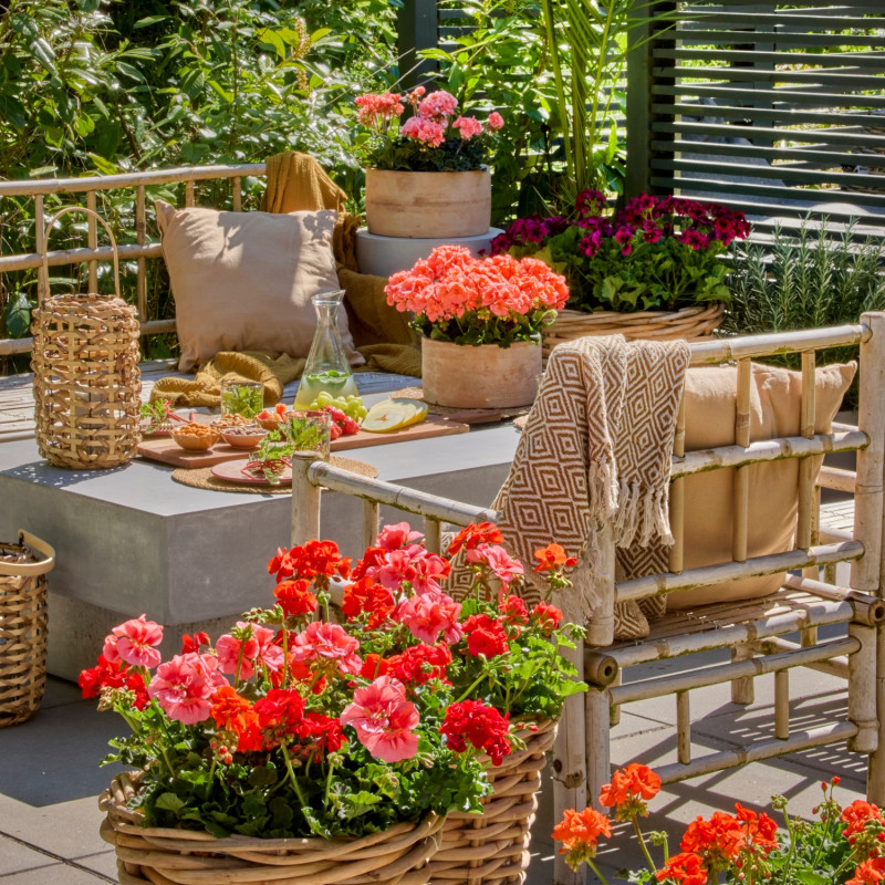 Letnia aranżacja balkonu z rattanowymi meblami