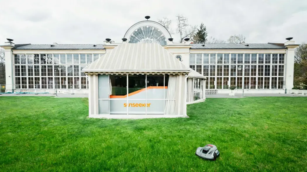 Chińskie roboty w warszawskich Łazienkach. Pokaz nowej linii  autonomicznych kosiarek Sunseeker Robotics
