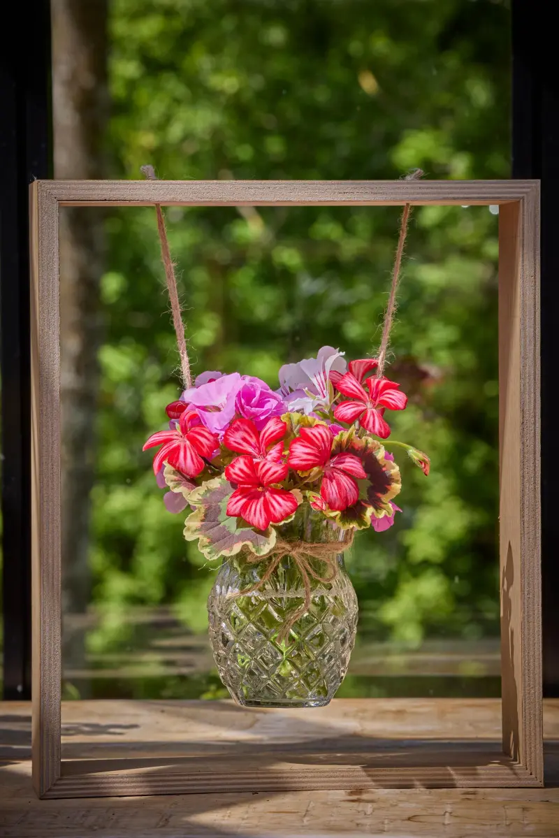 Rustykalną drewnianą ramę można w kilka chwil przemienić w żywe dzieło sztuki za pomocą kilku kwiatów