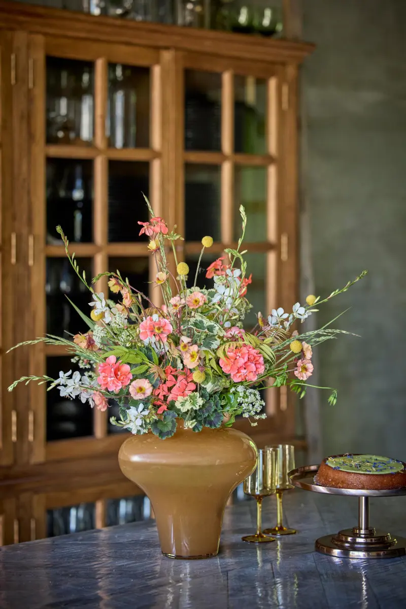 Bukiet z pelargoniami ciętymi i innymi kwiatami