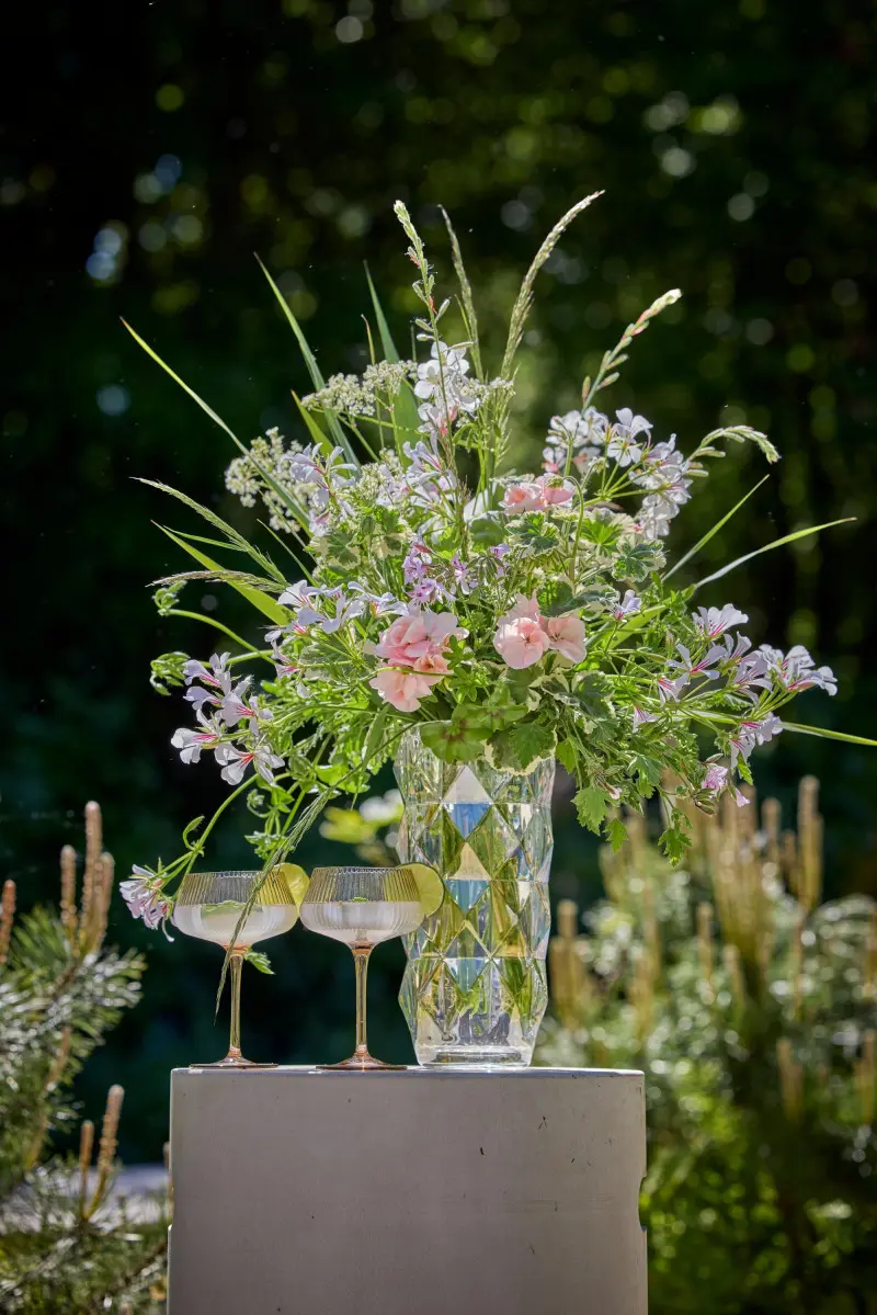 Bukiet z pelargoniami ciętymi i innymi kwiatami