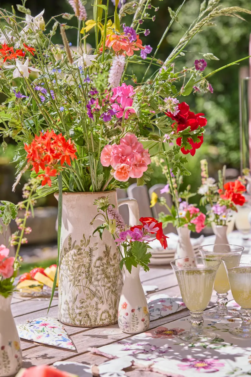 Bukiet z pelargoniami ciętymi i innymi kwiatami