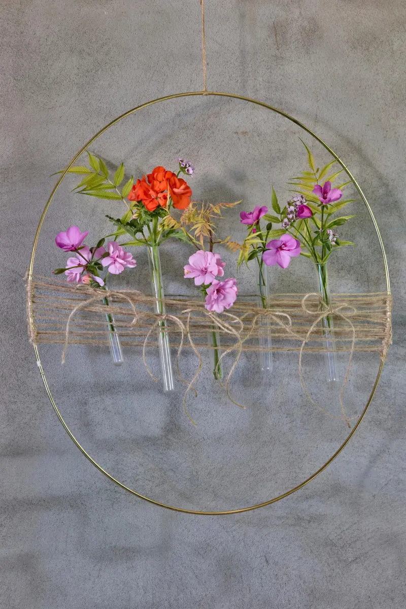 Bukiet z pelargoniami ciętymi i innymi kwiatami