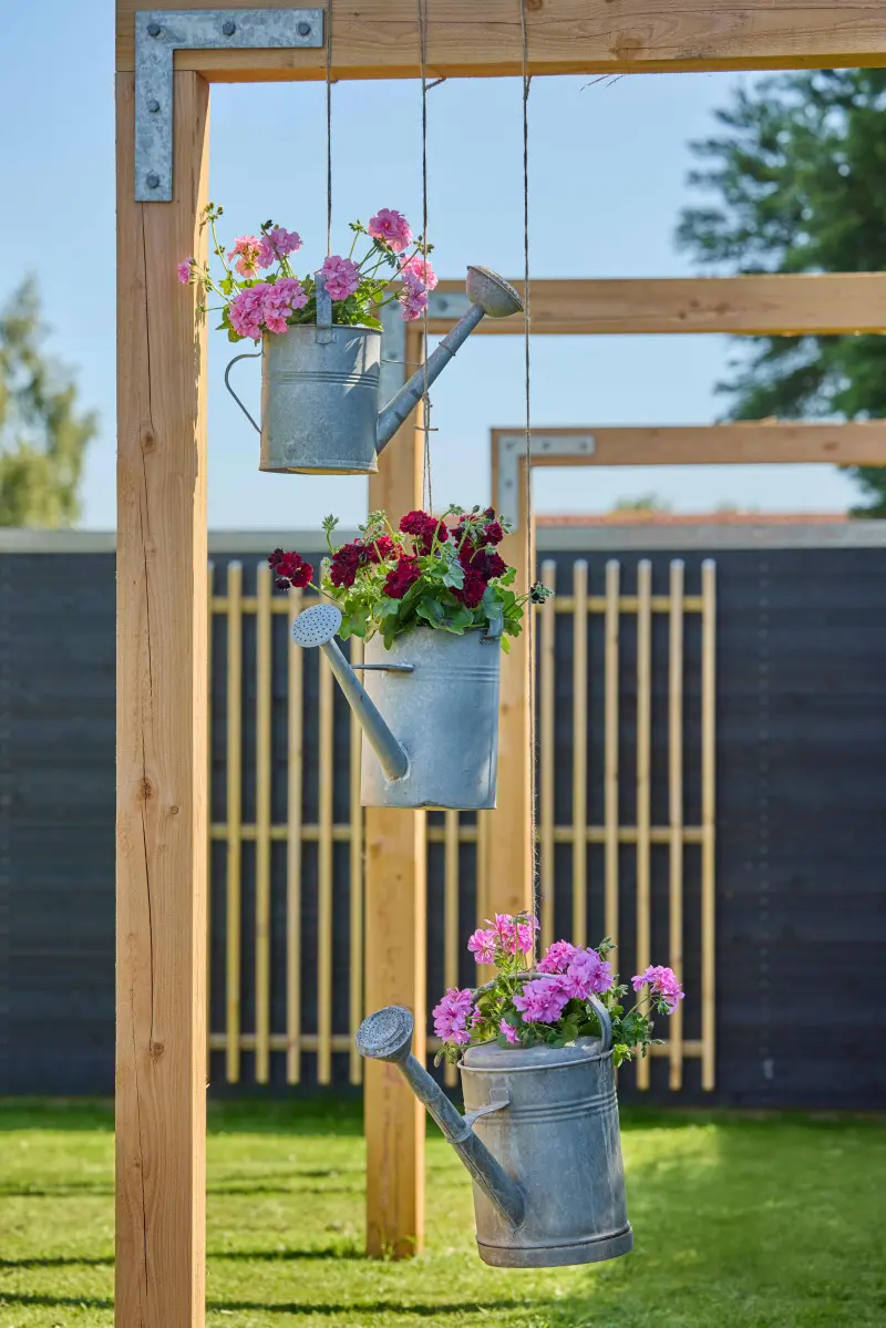 Geometryczna, drewniana konstrukcja z charakterystycznymi metalowymi łącznikami pełni rolę dekoracyjnego elementu architektonicznego