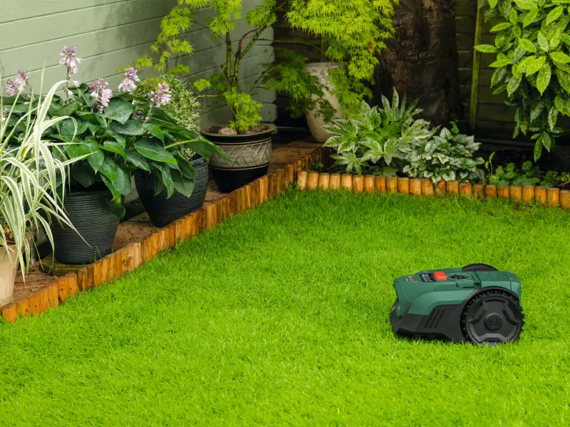 Bosch VISIMOW18V to inteligentne kosiarki, zaprojektowane z myślą o trawnikach o powierzchni 100-200 m², wykorzystujące kombinację systemu wizyjnego (kamerę), czujników ultradźwiękowych i czujników przeszkody do wykrywania trawy i omijania przeszkód, co eliminuje konieczność stosowania przewodu ograniczającego, anten RTK lub sygnalizatorów.