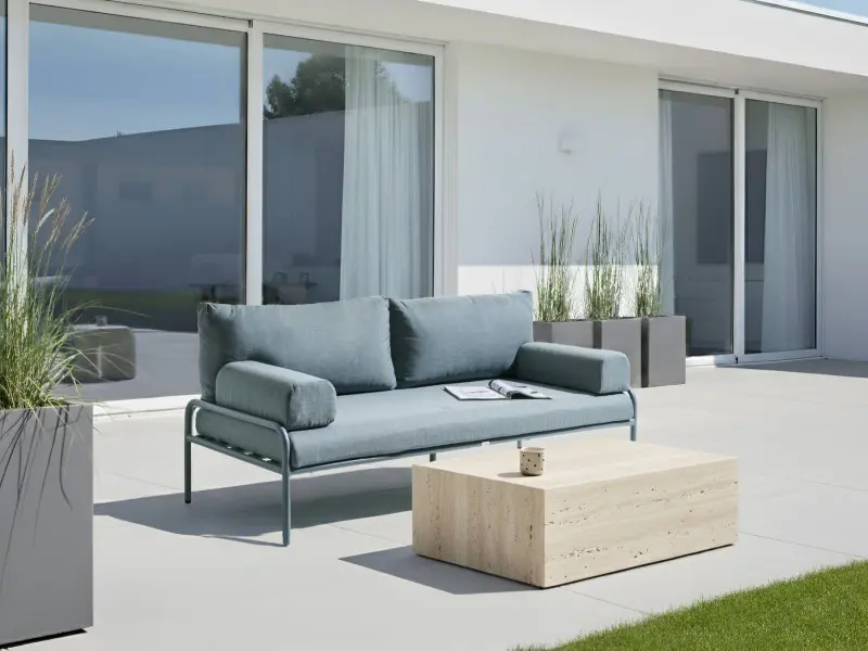 miętowa, metalowa sofa ogrodowa na tarasie