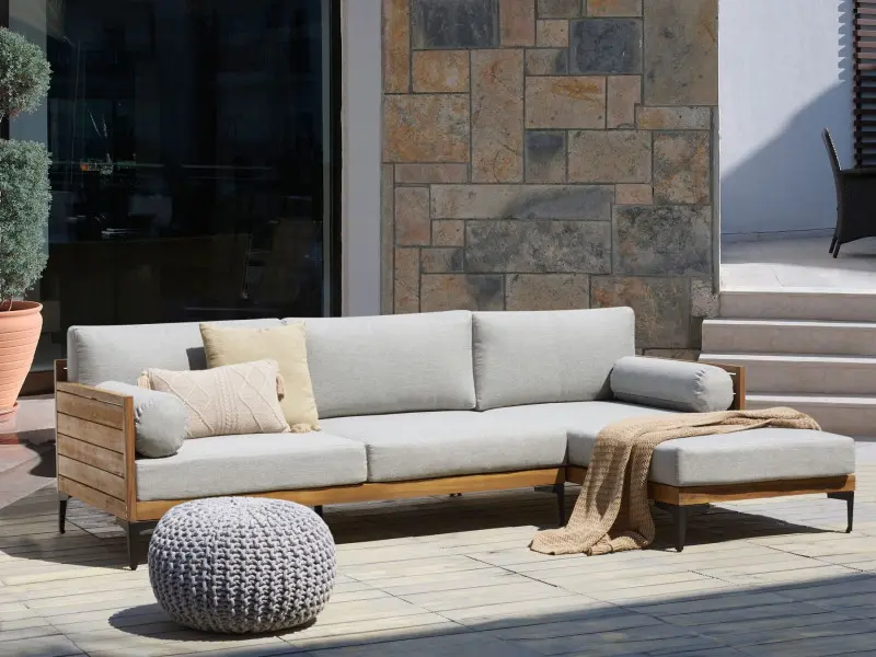 duża sofa ogrodowa z poduchami przed domem