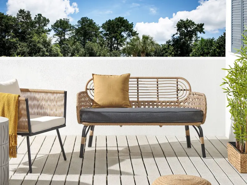 mała sofa ogrodowa z rattanu