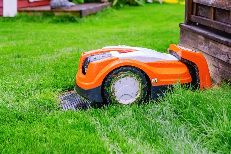 Automatyczny powrót robota koszącego do stacji ładowania