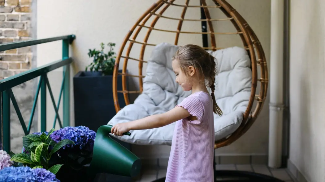 Meble na balkon bezpieczne dla dzieci – zaokrąglone krawędzie i stabilne konstrukcje