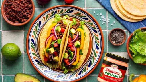 Nie musisz lecieć do Meksyku. Zrób w domu tacos z wołowiną i świeżą salsą