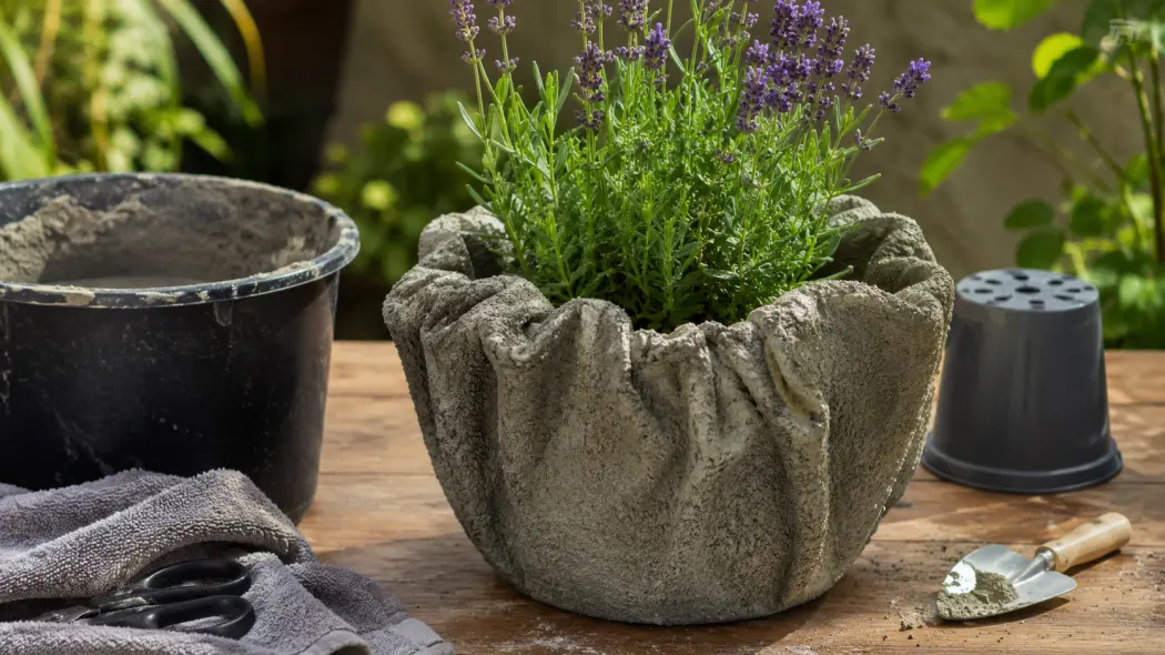 Cement i stara szmata – tylko tyle potrzeba do zrobienia tej donicy