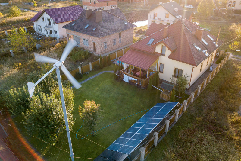 Przydomowy wiatrak i fotowoltaika jako uzupełniające źródła energii
