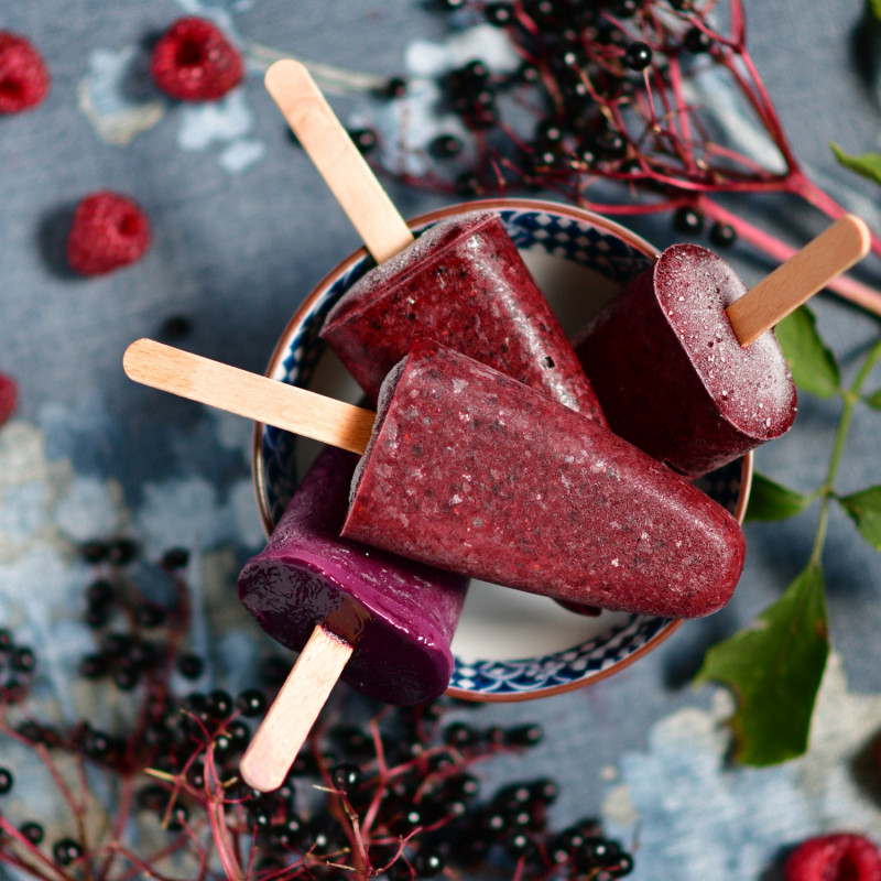 Lody z czarnych owoców