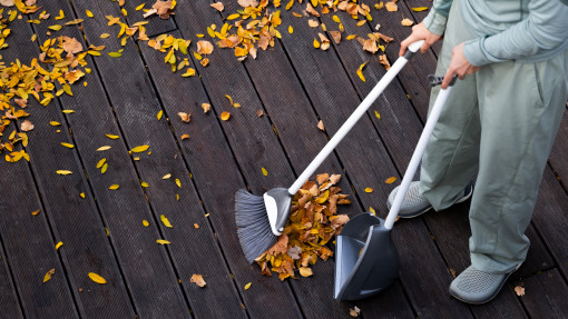 Mokre liście leżą na tarasie? Zbierz je, bo mogą zostawić śliskie plamy
