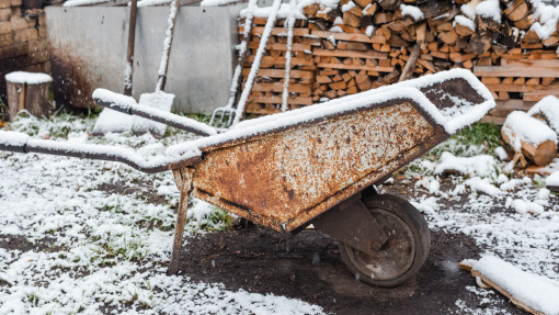 Taczka stoi pod chmurką? Deszcz, śnieg i mróz mogą ją uszkodzić